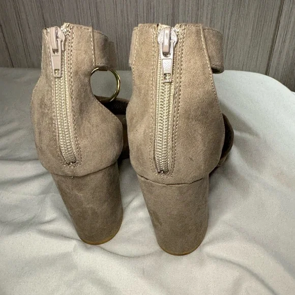 Qupid Sexy Sandals Taupe Size 7 - Picture 4 of 7